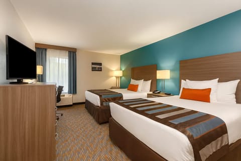 Unit with a 2 Queen beds, mini-fridge and microwave
