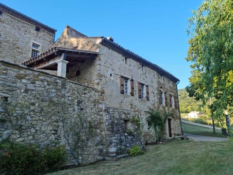 La partie droite du mas où vous logerez.