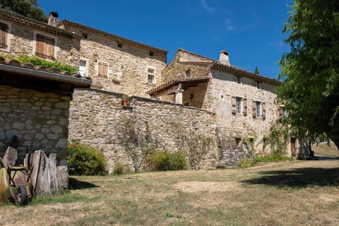 Vue extérieure du mas.