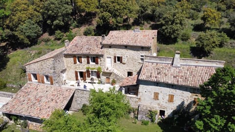 L'ensemble du mas, vous logerez dans la partie droite de celui-ci.