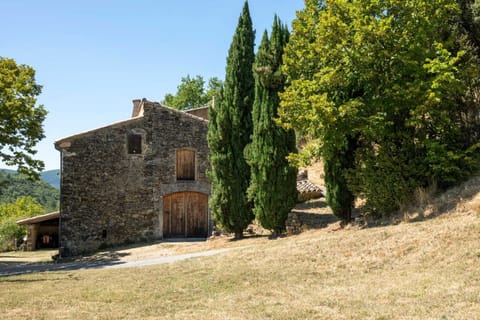 L'entrée du mas, vous passerez par la cour intérieur.