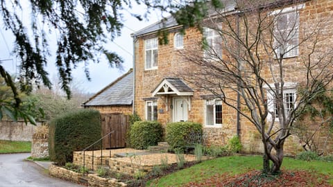 Country walks, thatched cottages, traditional pubs and exclusive clubs are what this corner of the Cotswold are known for.