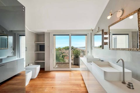 Welcome to Bay View Home, a splendid apartment located in a modern villa, an oasis of luxury and comfort that is accompanied by its extraordinary characteristics.This exclusive residence offers 4 bedrooms, one perfectly arranged, and can accommodate up t Apartment in La Spezia