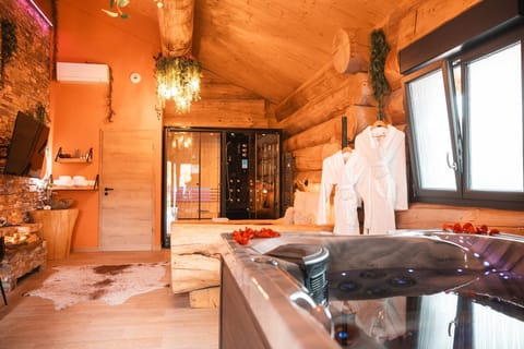 Jacuzzi et cheminée – ambiance chaleureuse du chalet
