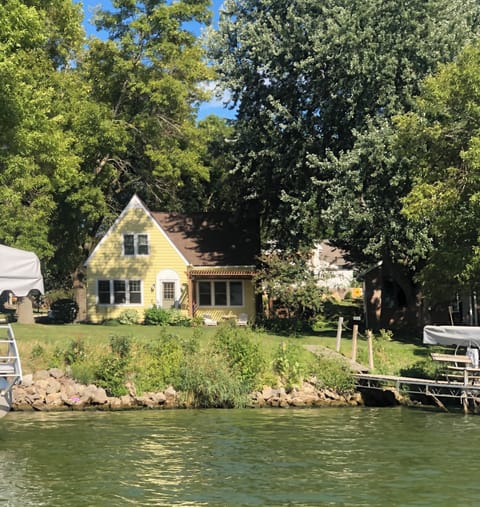 Welcome to the Yellow Lakeside Cottage!