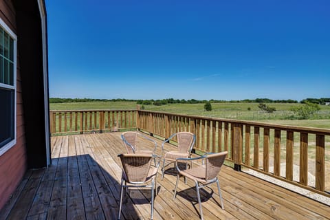 Cleburne Vacation Rental | 2BR | 2BA | 1,376 Sq Ft | 1 Step for Entry