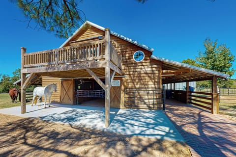 Tylertown Vacation Rental | 1BR | 1BA | 1,020 Sq Ft | Stairs Required