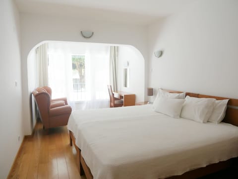 Quarto com zona de trabalho