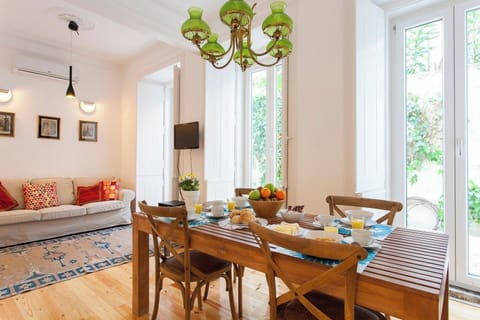 3 beautiful windows to the Patio!