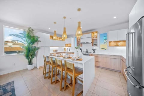 Home A - Kitchen - 4 Person Island Top Bar - Oversized Refrigerator - Dishwasher - Oven - &amp; Large Gas Stove