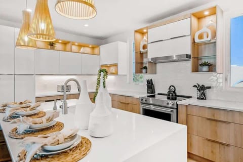 Home A - Kitchen - 4 Person Island Top Bar - Oversized Refrigerator - Dishwasher - Oven - &amp; Large Gas Stove