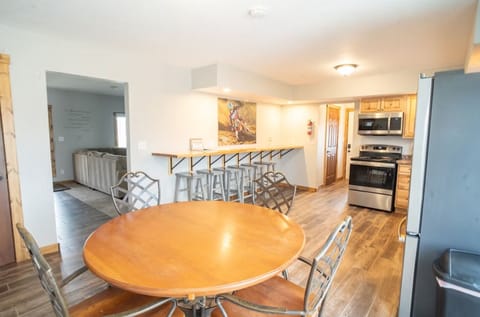 Kitchen w/ Eating Areas