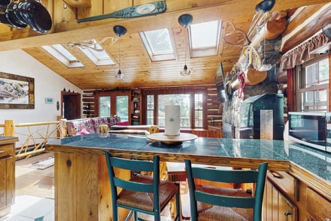 Kitchen | Breakfast Bar