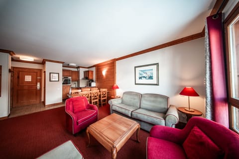 Living Room/Dining Area