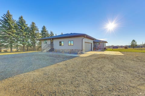 Dickinson Vacation Rental | 3BR | 2BA | Step-Free Access | 2,600 Sq Ft