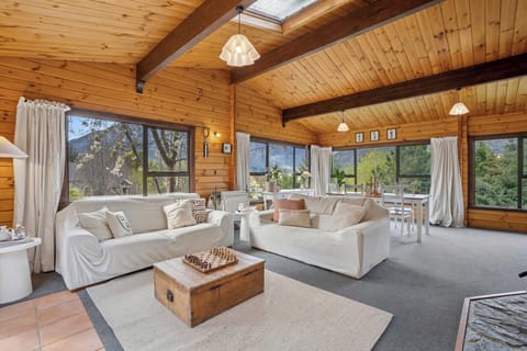 Spacious Open Living – Sunlit lounge and dining with cozy ambiance.