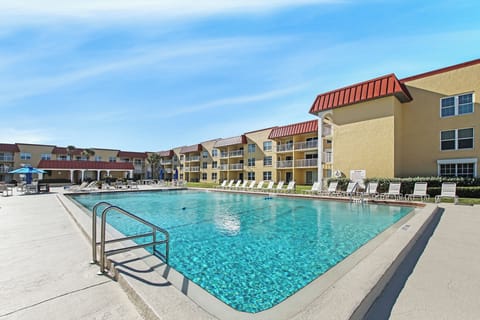Enjoy a refreshing resort-style pool during your beach stay, surrounded by comfortable loungers and sunny coastal vibes. Perfect for relaxing after the beach, cooling off in the afternoon, or unwinding under the blue sky.