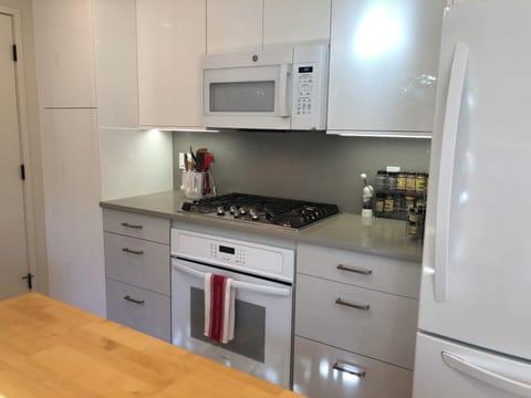 Kitchen - gas 5-burner cooktop, electric oven, microwave, lots of cabinets