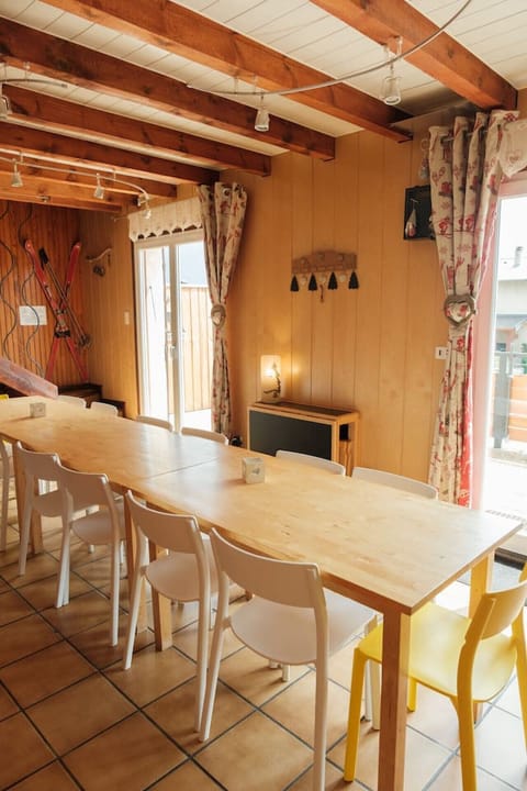 Salon pour 13 personnes avec cheminée