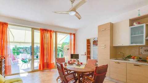 The welcoming and comfortable living area overlooking the veranda features two comfortable sofas where you can relax while watching a film or your favourite TV series, and is perfect for enjoying meals with family.
