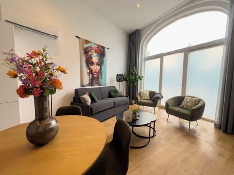 Bright and stylish living room in a central Tilburg apartment – relax in comfort at Goirkestraat 1.