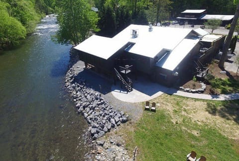 Iron Works Grille on the River – 5 min driveRiverside dining with outdoor seating, comfort food, and casual atmosphere.Iron Works Grille on the River – 5 min driveRiverside dining with outdoor seating, comfort food, and casual atmosphere.