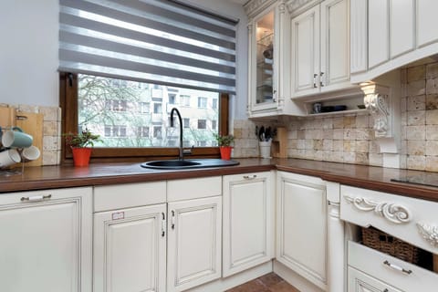The window-side kitchen corner with a view of greenery turns everyday cooking into a more enjoyable experience.