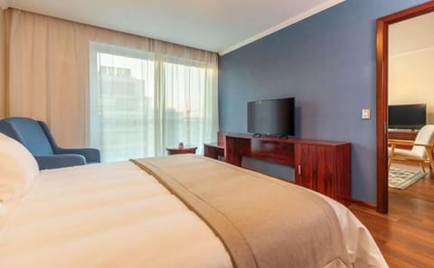 Unit with one queen bed