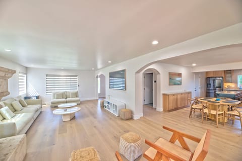 Large family living room with plenty of seating