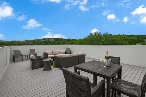 Enjoy Nashville from this luxurious rooftop deck, perfect for family reunions or bachelorette parties. Sip drinks with friends while taking in stunning skyline views. This upscale rental is ideal for unforgettable memories in the heart of Music City!