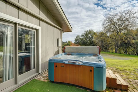 Jamestown Vacation Rental | 4BR | 3BR | 2,700 Sq Ft | Steps Required