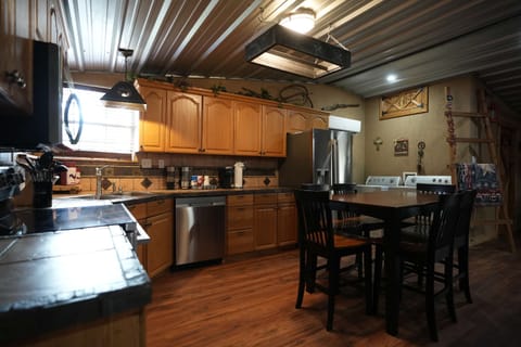 Lake House: Full-sized kitchen to prepare home-cooked meals.