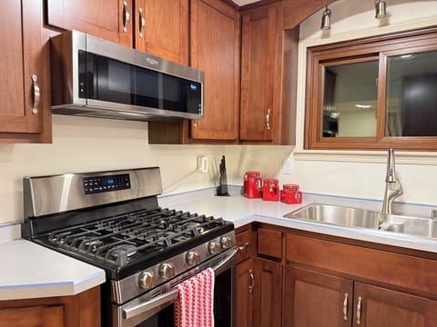 Kitchen w/full Appliance - Gas Stove