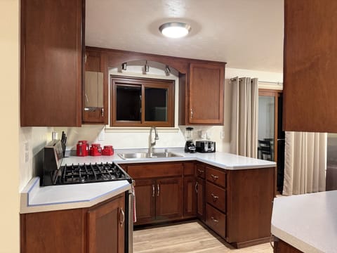 Kitchen w/full Appliance