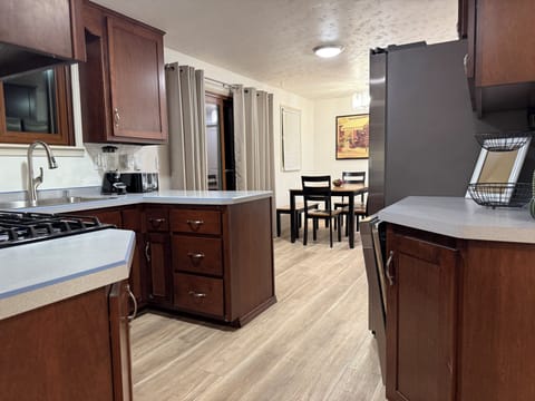 Kitchen w/full Appliance