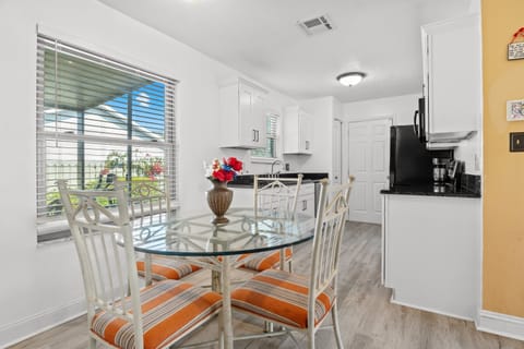 Kitchen dining seats an additional 4 people.