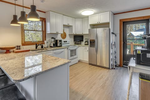 Kitchen | Microwave | Dishwasher | 2nd Floor