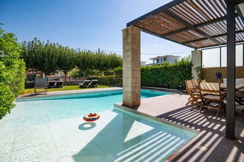 Poolside paradise%3A Enjoy sun%2Dsoaked days in your private oasis