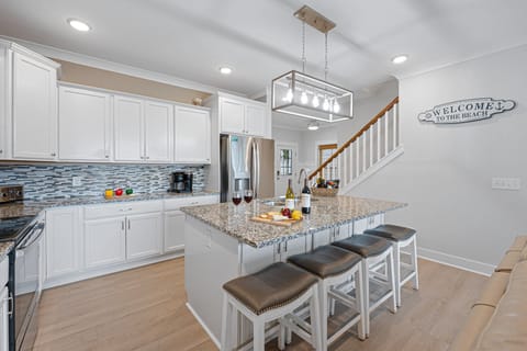 The open layout continues into the living room and dining area, ensuring ample space for everyone in your group to enjoy meals and conversations together.