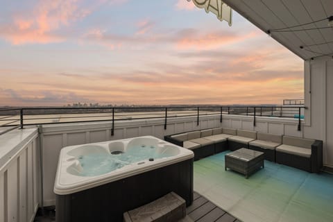 Rooftop seating made for golden hour moments – slows down beautifully.