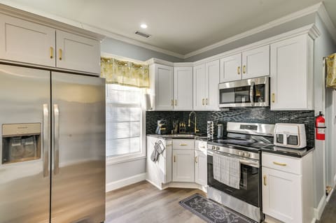 Kitchen | Single-Story Apartment | Free WiFi