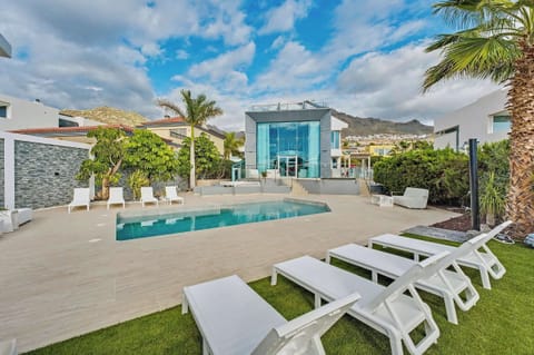 Designer Poolside Oasis with Private Loungers - Soak Up the Sun in Style Surrounded by Palms and Mountain Views