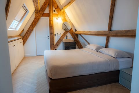 Bedroom with kingsize bed