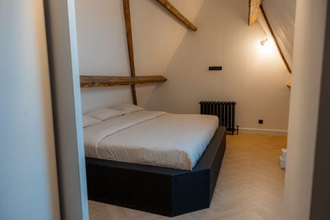 Bedroom with kingsize bed