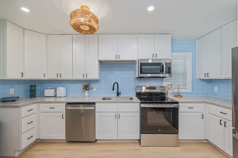 Modern kitchen with everything you need to prepare meals.