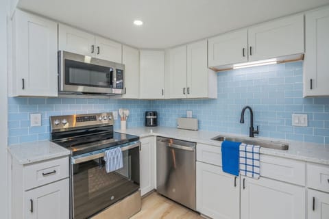 Modern kitchen with everything you need to prepare meals.