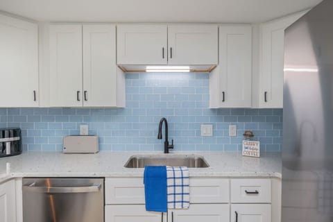 Modern kitchen with everything you need to prepare meals.