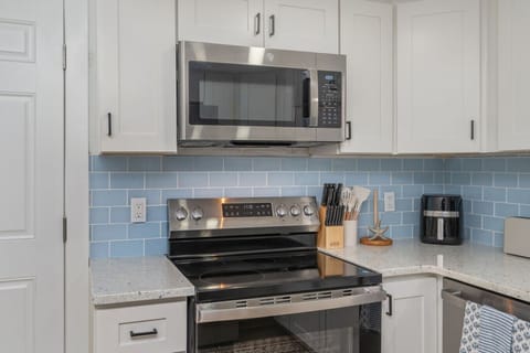 Modern kitchen with everything you need to prepare meals.