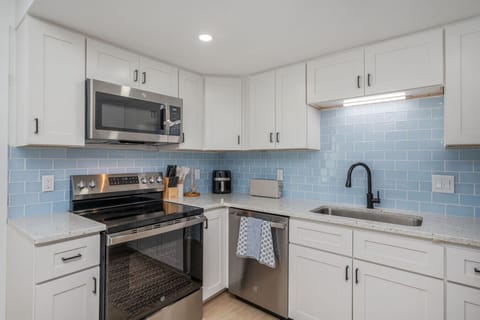 Modern kitchen with everything you need to prepare meals.