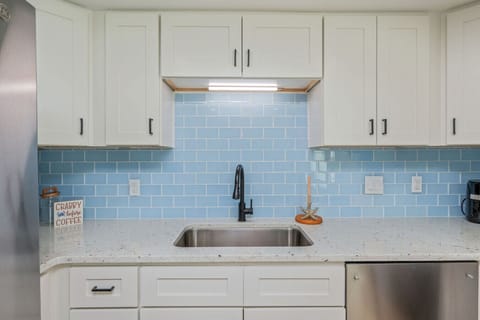 Modern kitchen with everything you need to prepare meals.